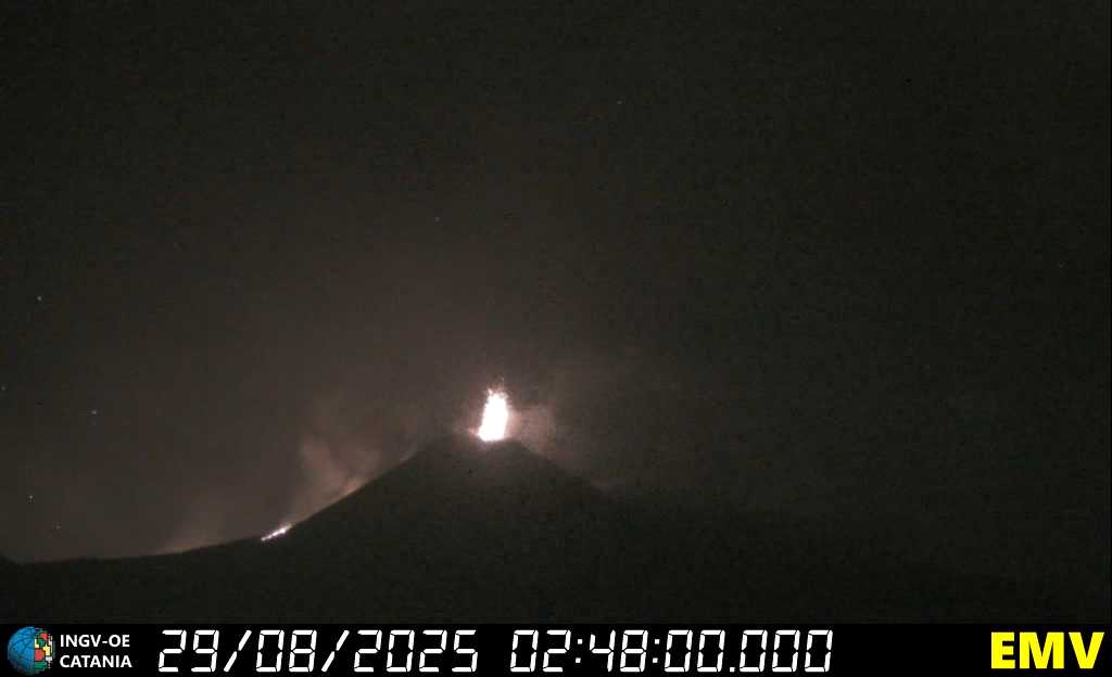 Strombolianische Explosion am Südostkrater und Lavastrom an seiner Flanke