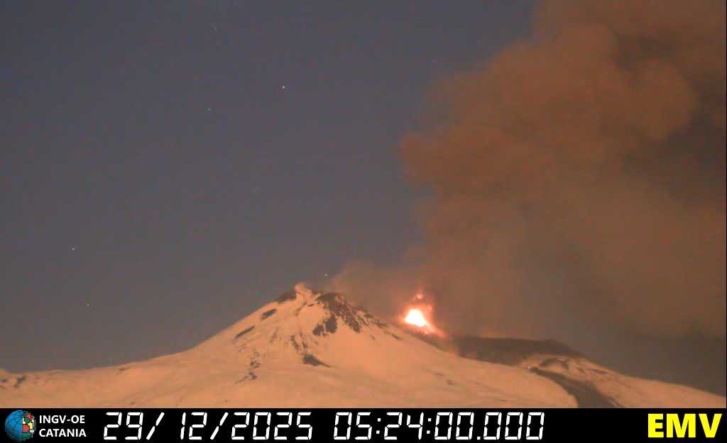 Strombolianische Aktivit&auml;t und Ascheemission an der oberen Ostflanke der Voragine