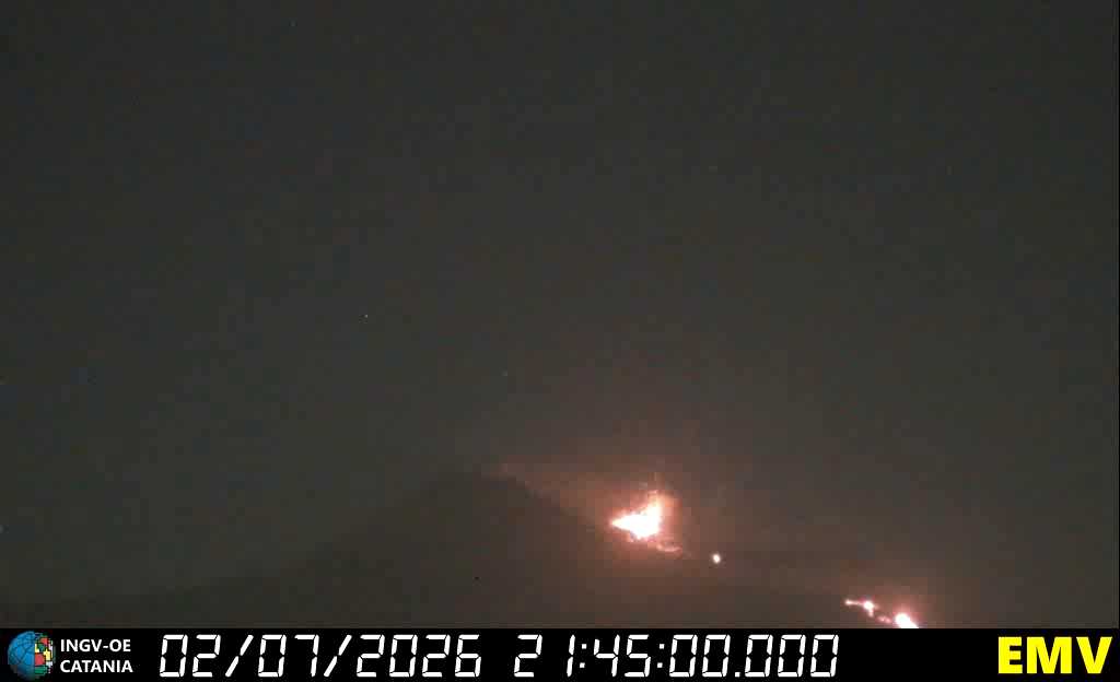 Strombolianische Explosion an der Voragine, neuer Schlot und Lavastrom im Valle del Leone