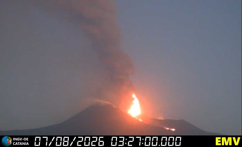 Strombolianische Aktivität in der Voragine mit Eruptionssäle am Morgen