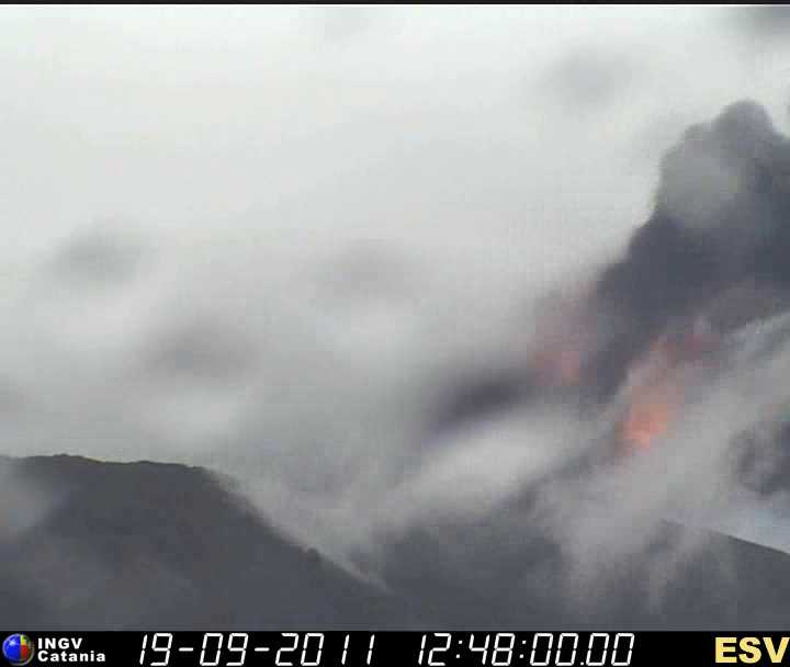 Freisetzung von Lavafontänen und Asche